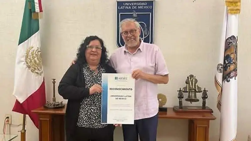 Monserrat entregó al rector de la ULM dicho reconocimiento. 